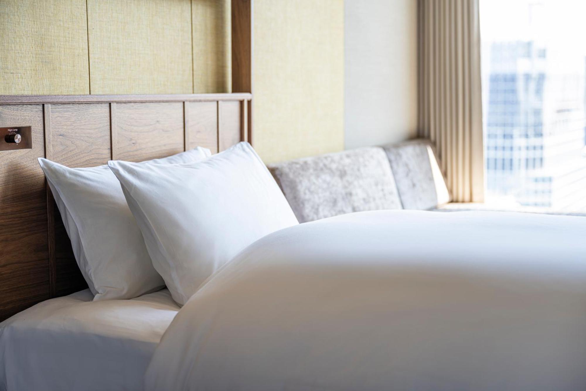 Candeo Hotels Osaka The Tower Стая снимка A bed with pillows