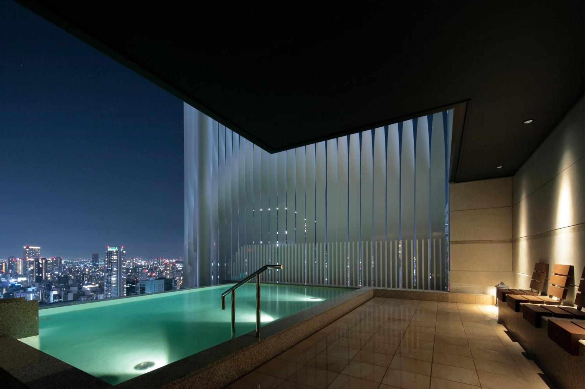 Candeo Hotels Osaka The Tower Екстериор снимка The pool at the 39th floor