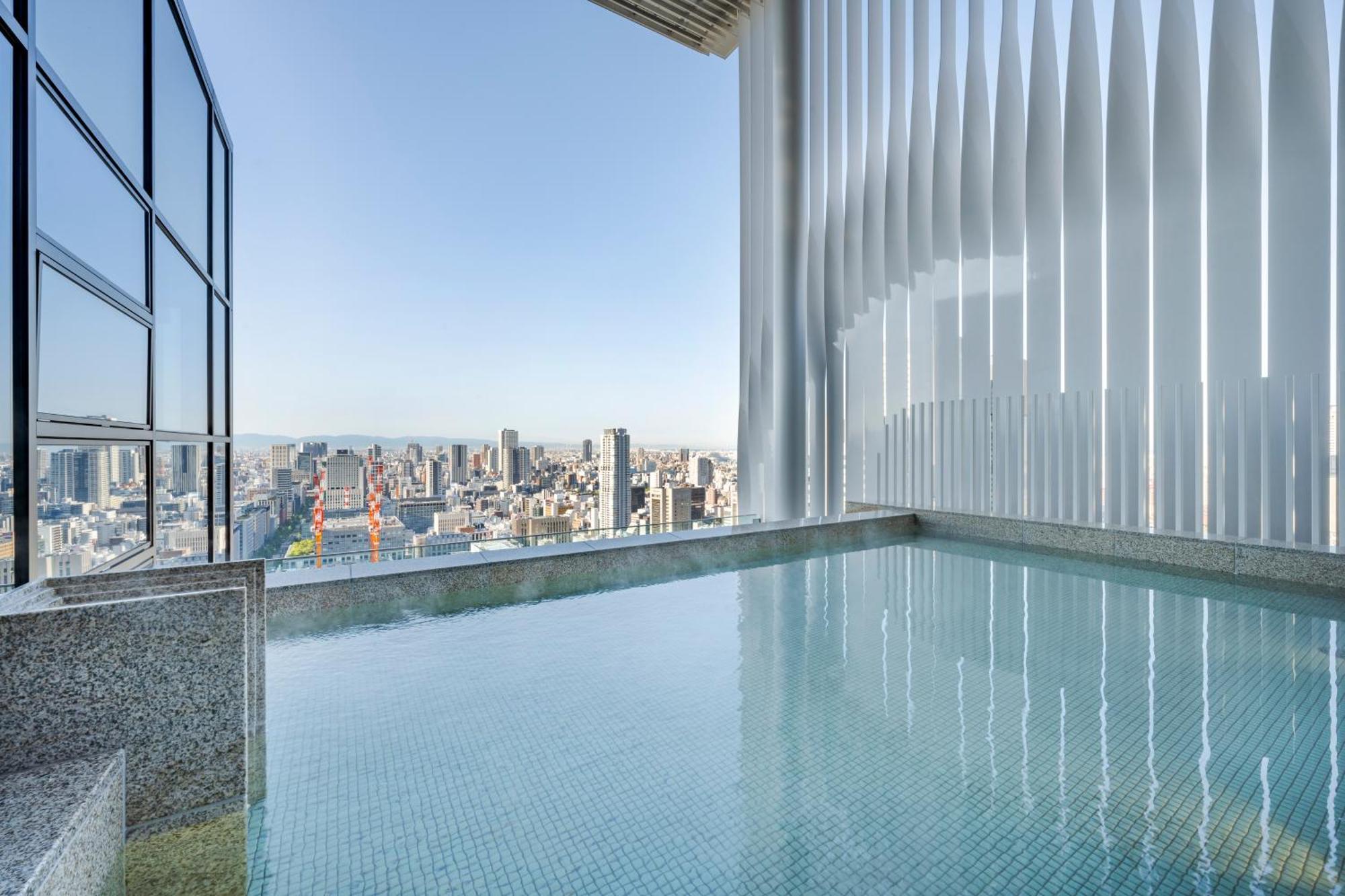 Candeo Hotels Osaka The Tower Екстериор снимка The pool at the top of the hotel
