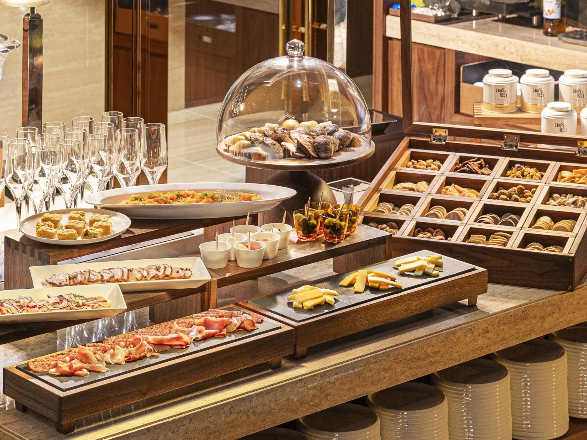 Candeo Hotels Osaka The Tower Екстериор снимка A buffet at a hotel